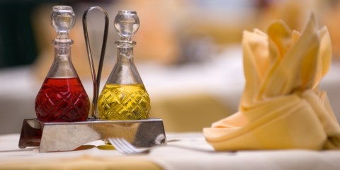 table_setting_at_outdoor_restaurant_8261